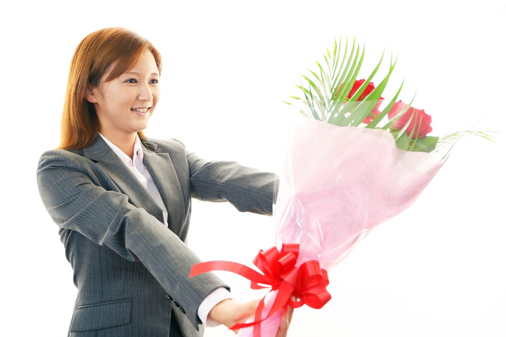 退職祝いには「花束」を。相場や贈り方のマナーについて解説
