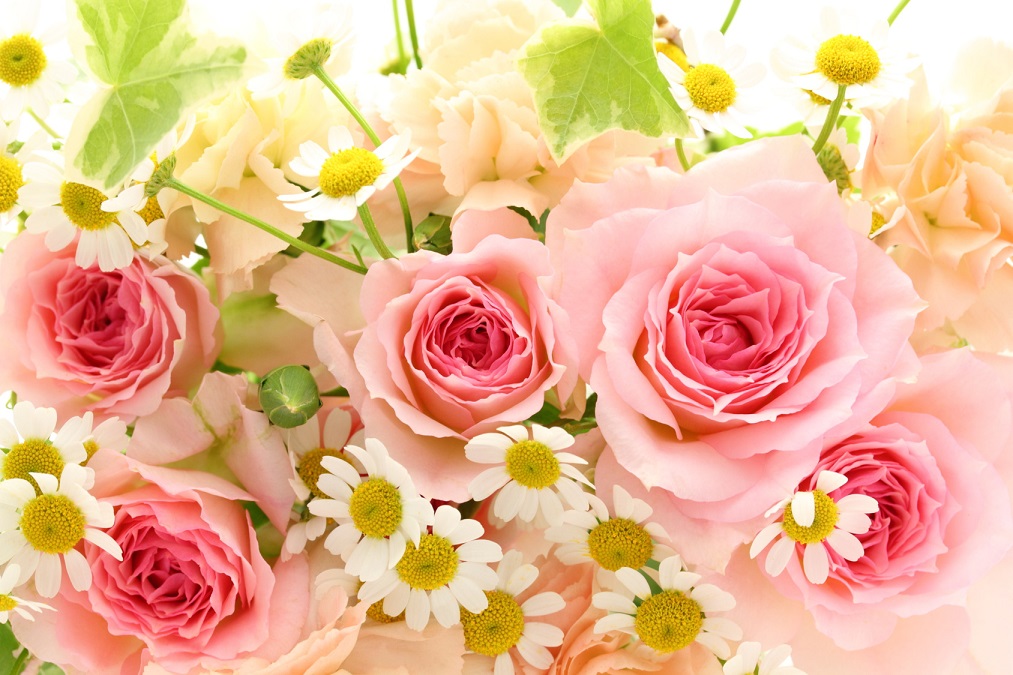 退職祝いには「花束」を。相場や贈り方のマナーについて解説