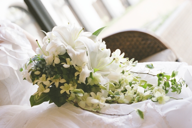 結婚式でユリの花を使いたいなら、絶対知るべき「花言葉」のワナ